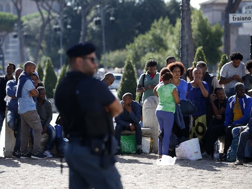 "Porta un amico e viaggi gratis". Il marketing della tratta degli immigrati