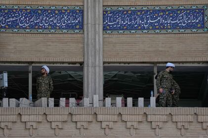 Iniziati i funerali di Khamenei: le immagini da Teheran 7