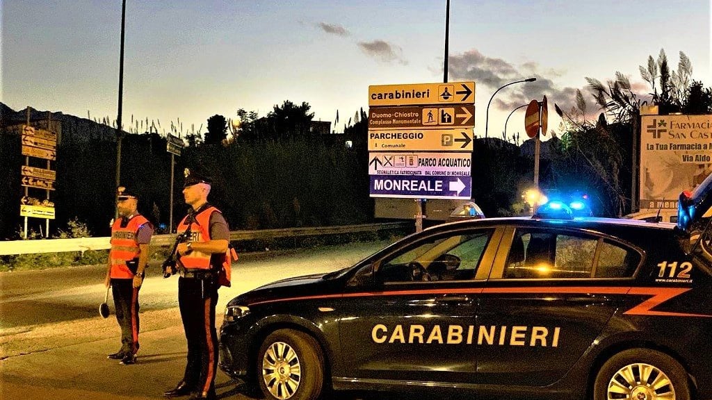 Fermato dai carabinieri, lo trovano in auto con 30 chili di droga