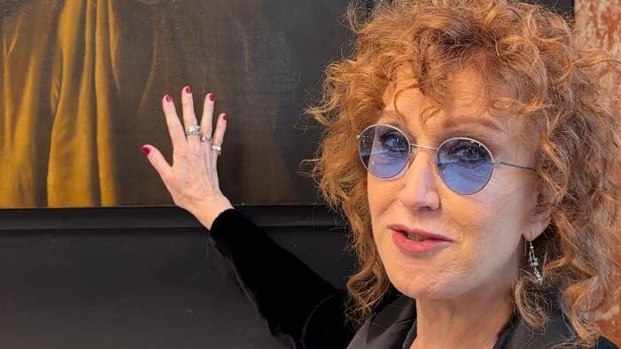 Molto chic il selfie femminista con maschio decapitato