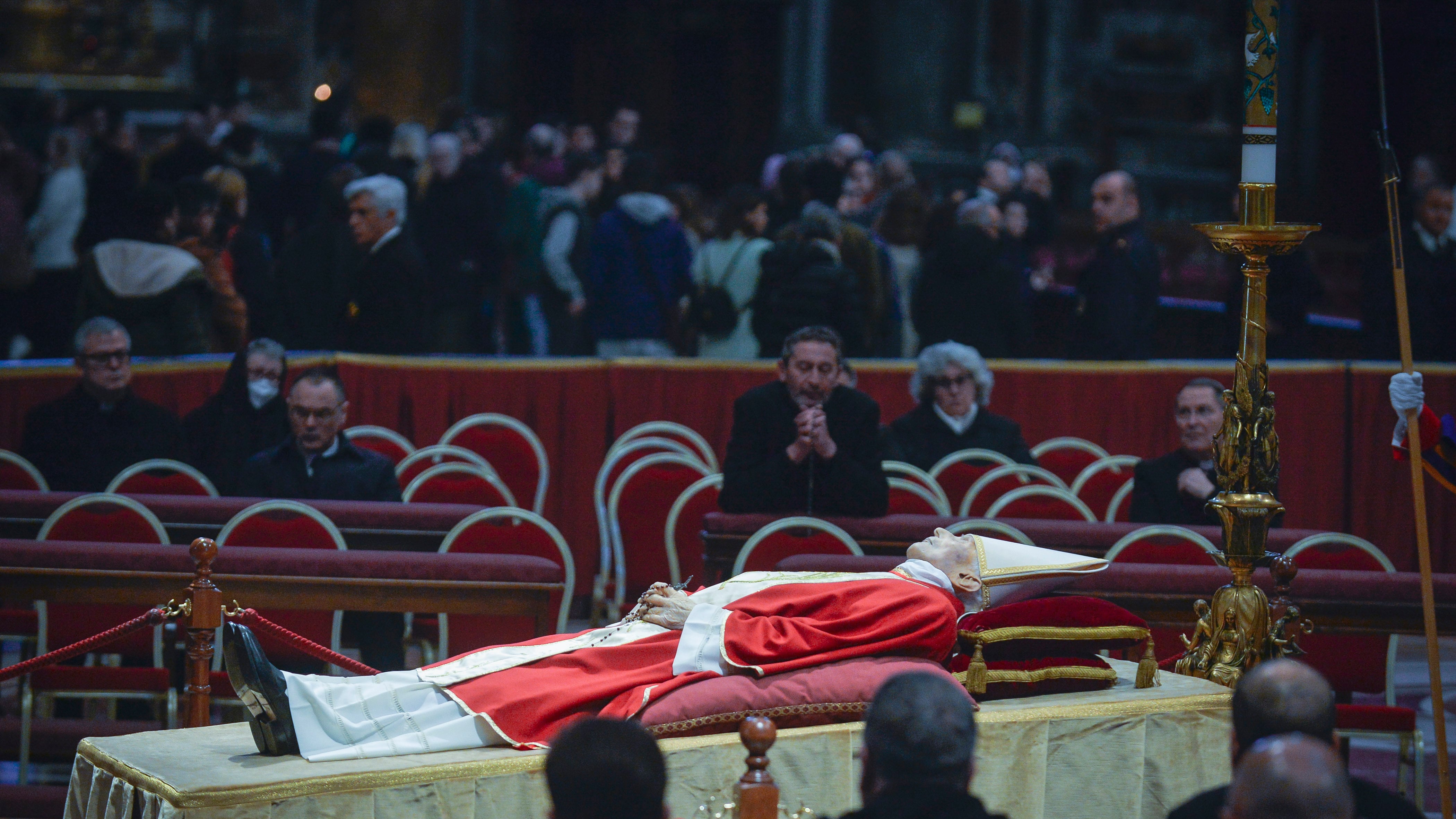 Medaglie, un cilindro metallico, il Rogito: cosa ci sarà nella bara del Papa