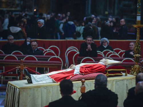 Medaglie, un cilindro metallico, il Rogito: cosa ci sarà nella bara del Papa
