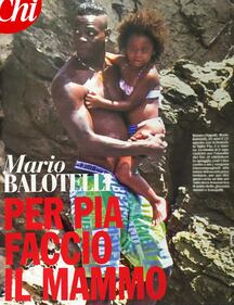 Mario Balotelli papà tenerissimo al mare con la piccola Pia 1