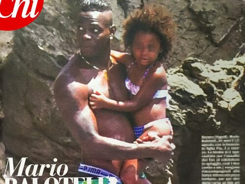 Mario Balotelli papà tenerissimo al mare con la piccola Pia