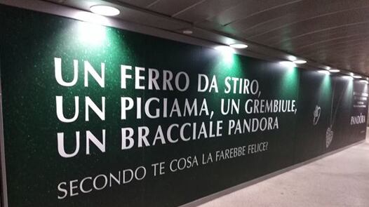 "Ferro da stiro o bracciale?": la pubblicità di Pandora accusata di sessismo