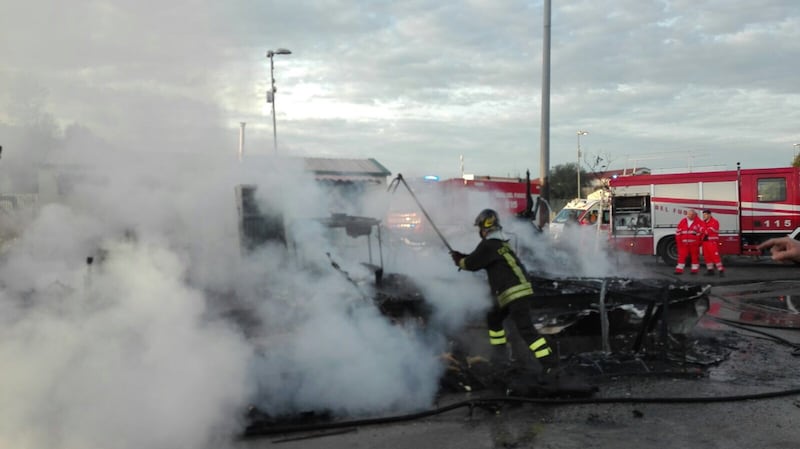 I container della famiglia Azdovic incendiati nel campo rom di via di Salone 4
