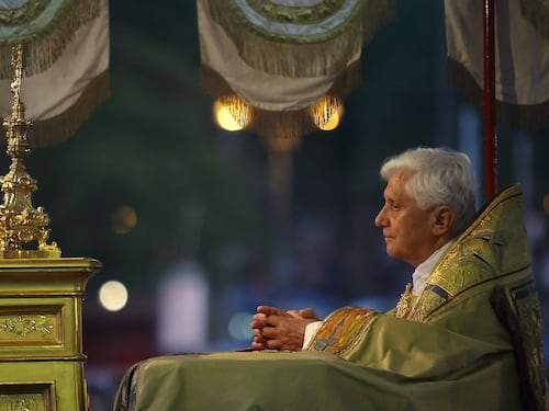 Cosa c'è dietro il "ritorno" di Benedetto XVI