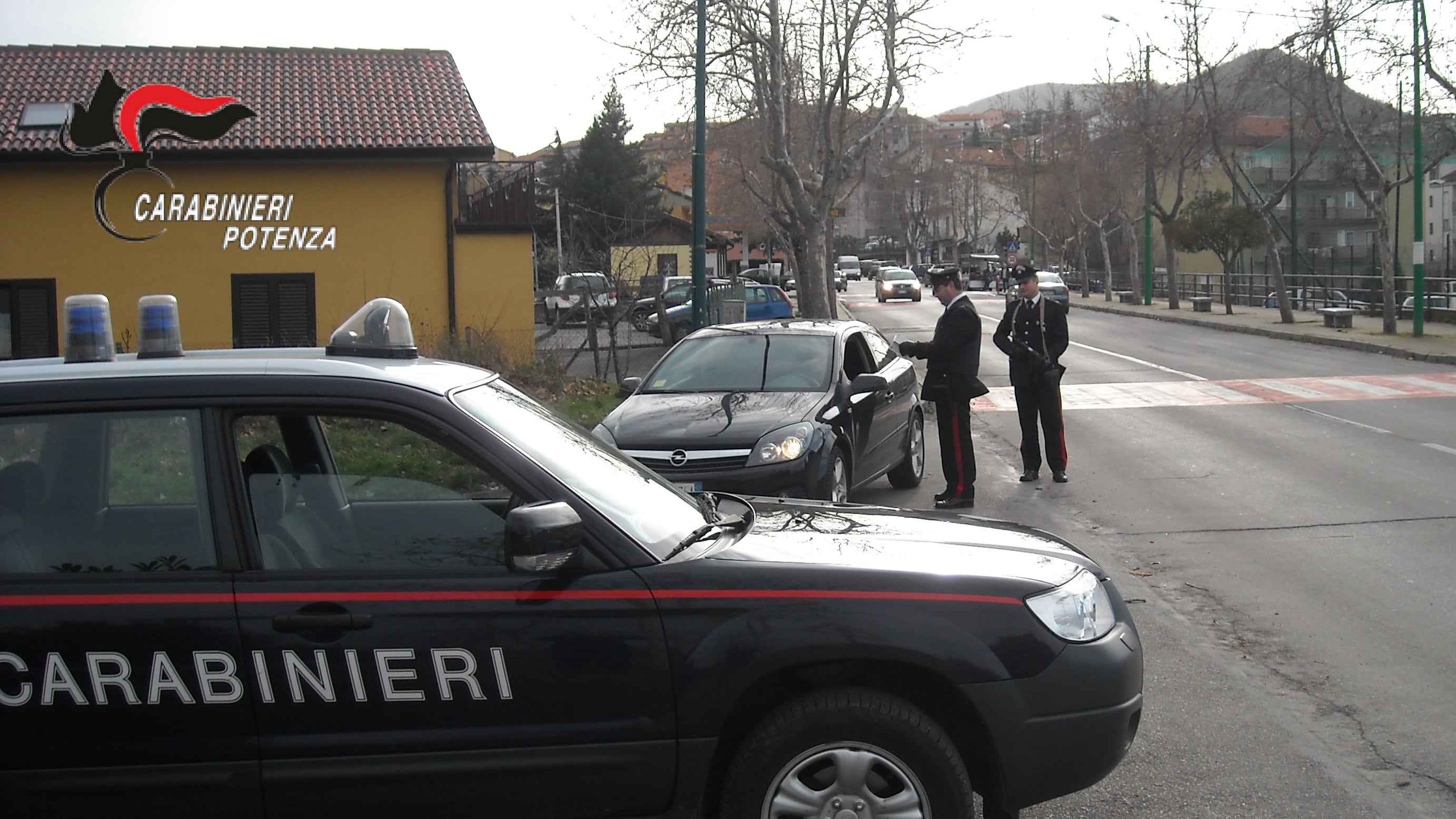 Potenza, aggredisce la fidanzata e l'amante: arrestato