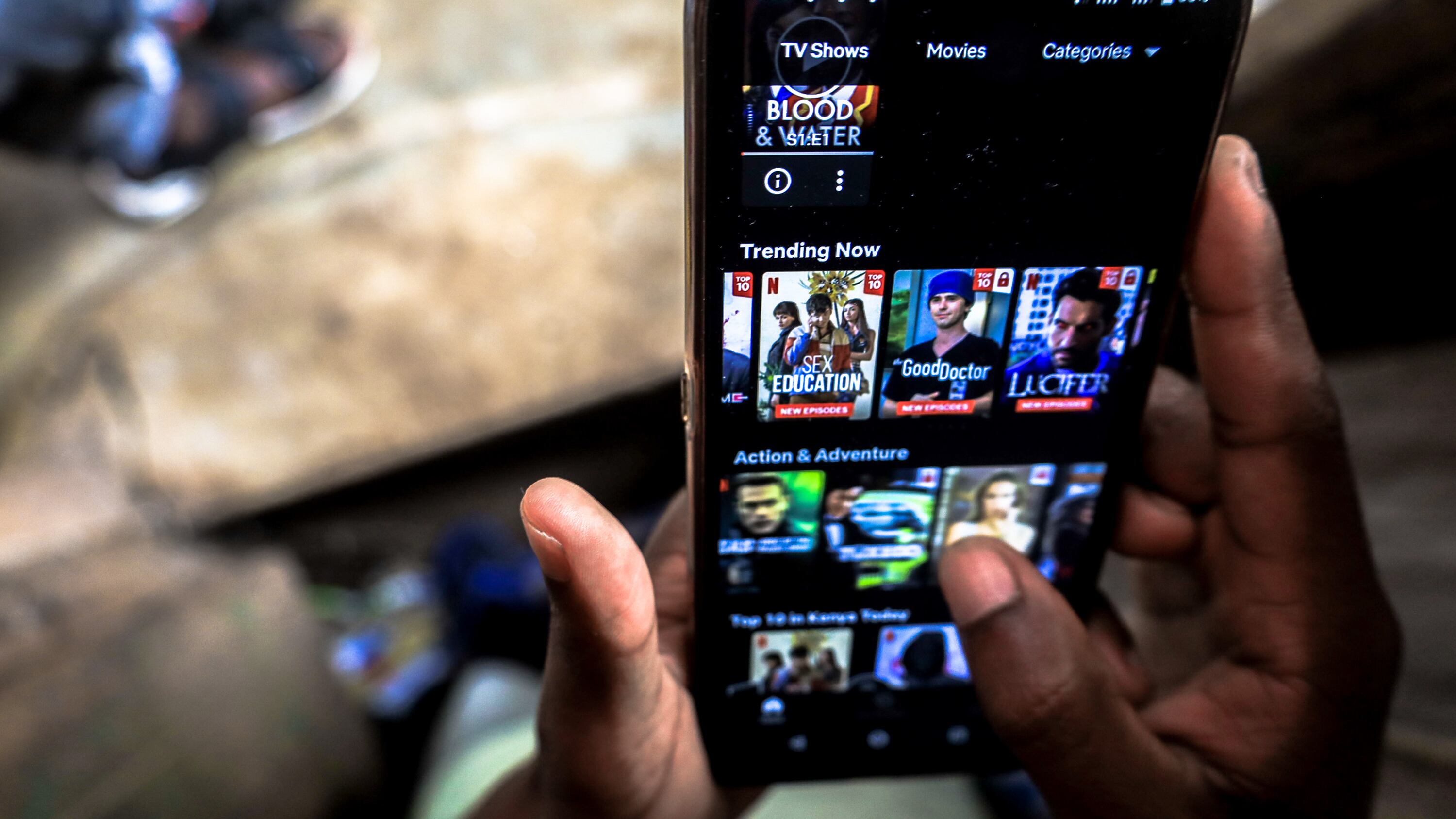 Netflix da oggi si paga di più: ecco gli aumenti