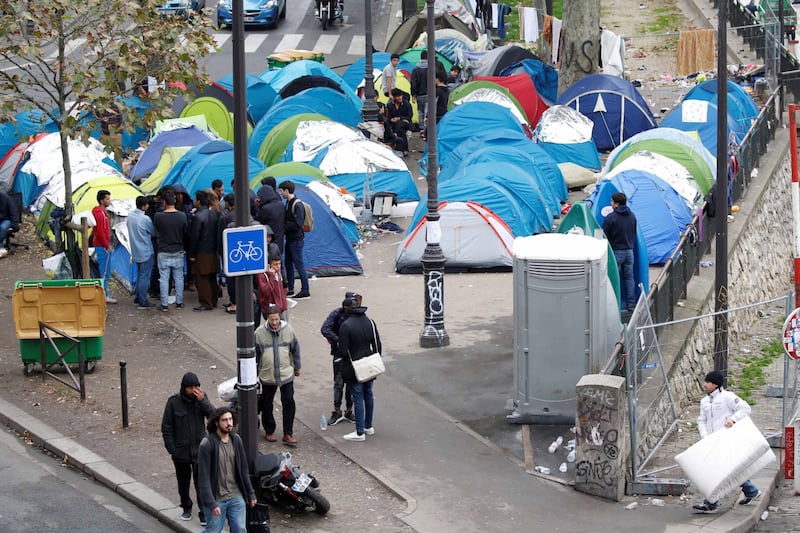Parigi invasa dai migranti 13
