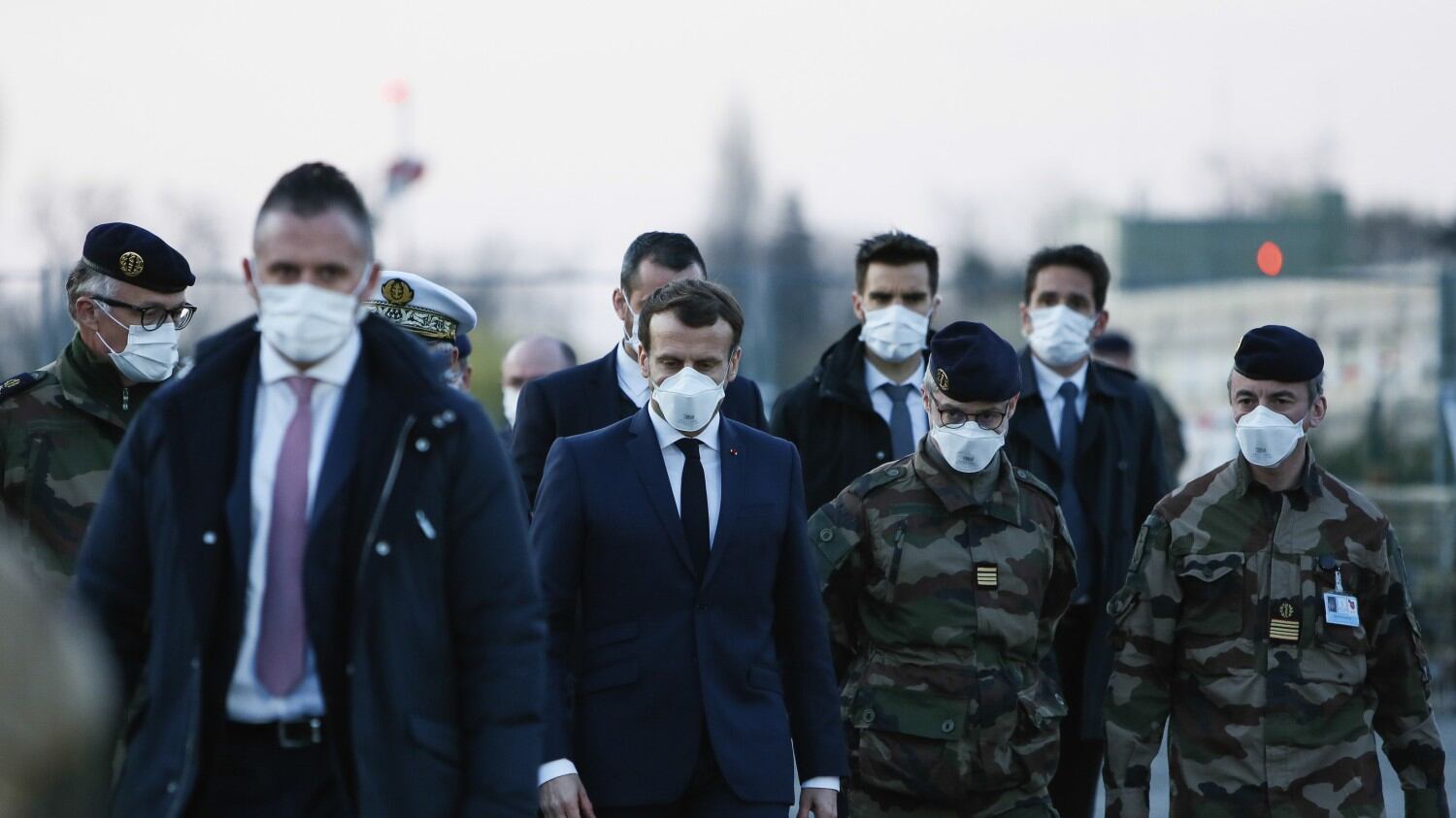 Macron lancia "Operazione Resilienza": soldati in strada