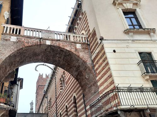 Piazza Erbe a Verona e il mistero dell’arco della costa