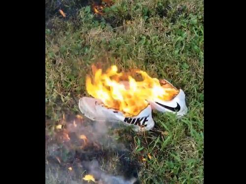 La Nike "attacca" Trump e scoppia la protesta: scarpe a fuoco sui social