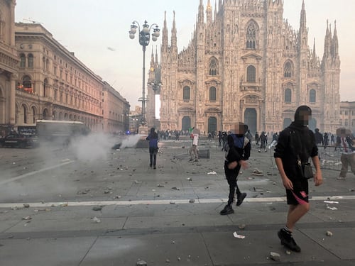 Meloni: “Sono teppisti, la sinistra non sia ambigua”. Salvini: “Chi rompe paga”