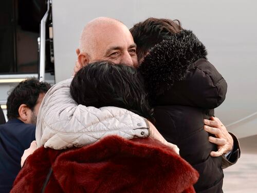 Burlò abbraccia la sua famiglia