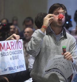 Marino evita le dimissioni: bagarre in Campidoglio 3