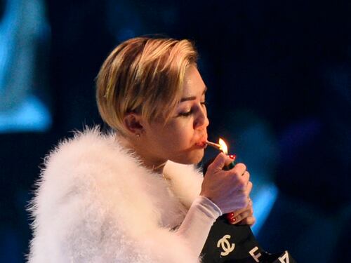 Miley Cyrus e la canna agli Ema