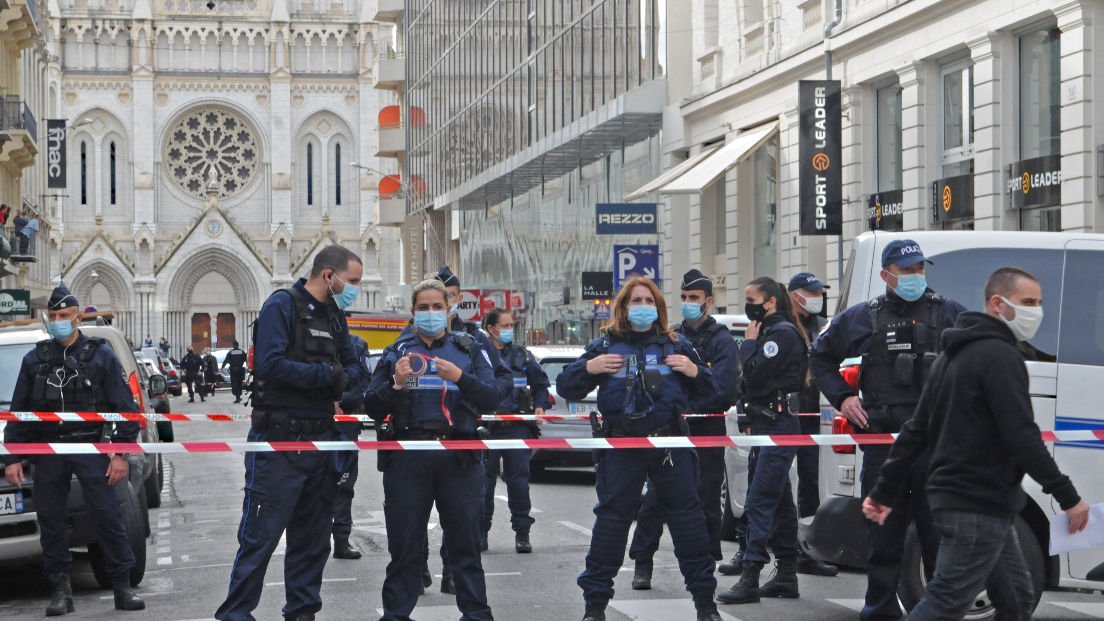 Allarme "cristianofobia" in Francia: profanata una chiesa al giorno
