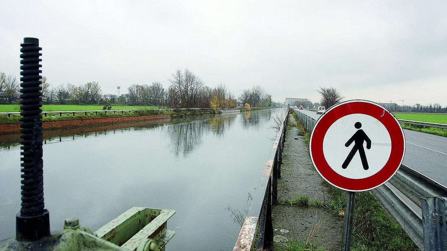 Cadavere lungo il Naviglio Ora si indaga per omicidio