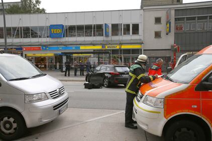 Amburgo, uomo accoltella i clienti di un supermercato 10