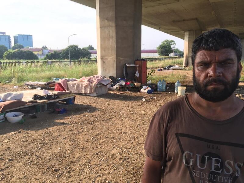 La favela di immigrati sotto la tangenziale 14