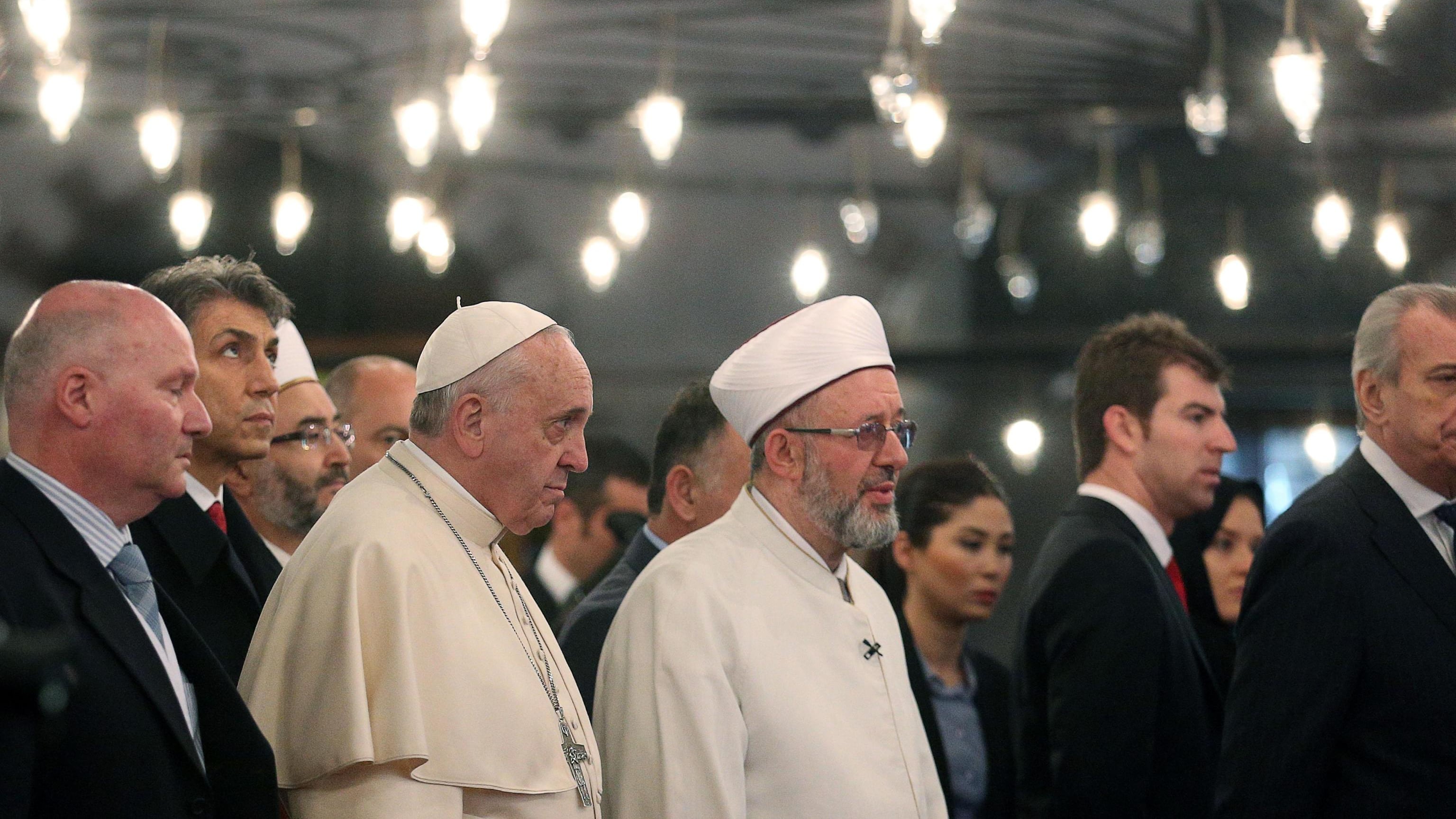 Poco prima dell'arrivo del Papa Erdogan parla ai Paesi islamici: "L'Occidente vuole sfruttarci"