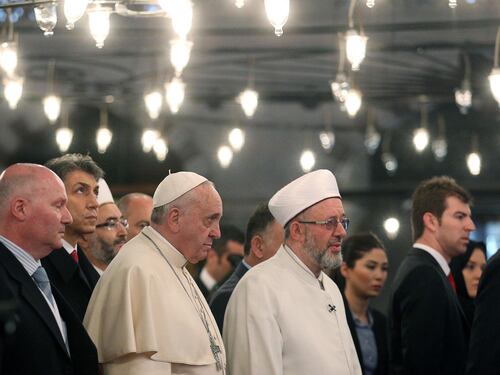Poco prima dell'arrivo del Papa Erdogan parla ai Paesi islamici: "L'Occidente vuole sfruttarci"