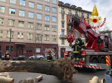 Forti raffiche di vento questa mattina a Milano 5
