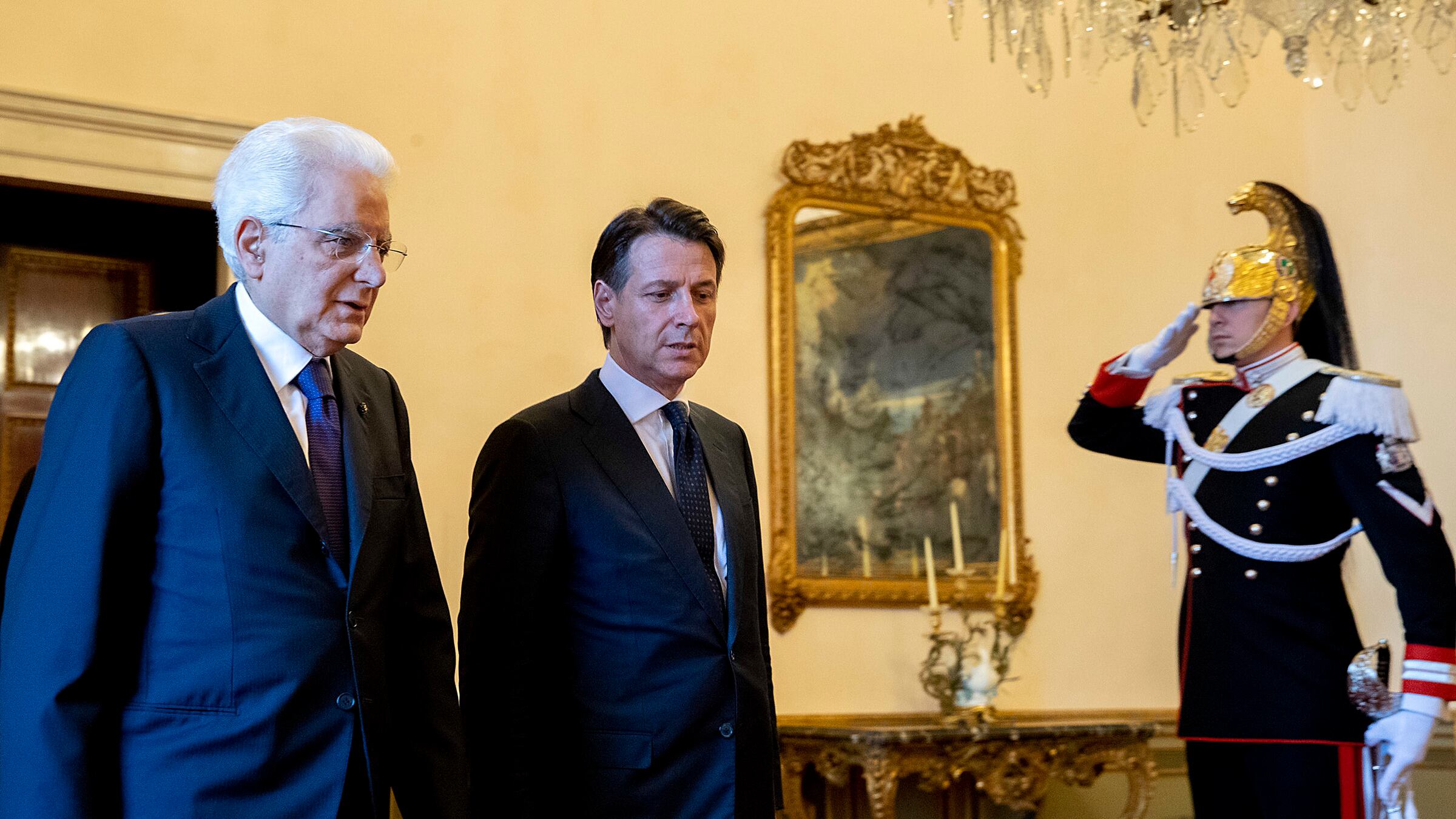 Mattarella non commenta la crisi. E l'amico dc consiglia l'accordo al Pd