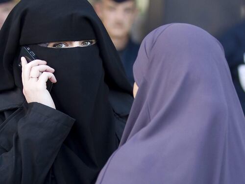 Francia, donne velate cacciate dal ristorante: "I musulmani sono terroristi"