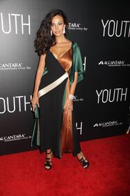 Madalina Ghenea, scollatura supersexy sul red carpet 10