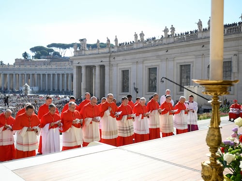 Tra i nuovi cardinali c'è anche il nunzio che si è tolto la croce per Napolitano