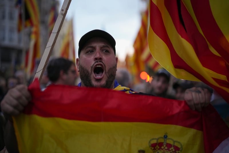 Valencia, manifestanti in strada contro la gestione Mazòn 5