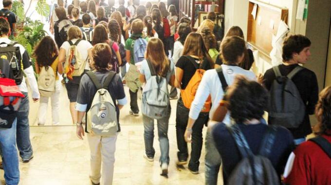 Botte ai bimbi: sospese due maestre