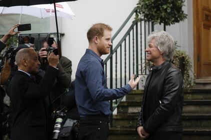 Londra, il principe Harry incontra Jon Bon Jovi 1