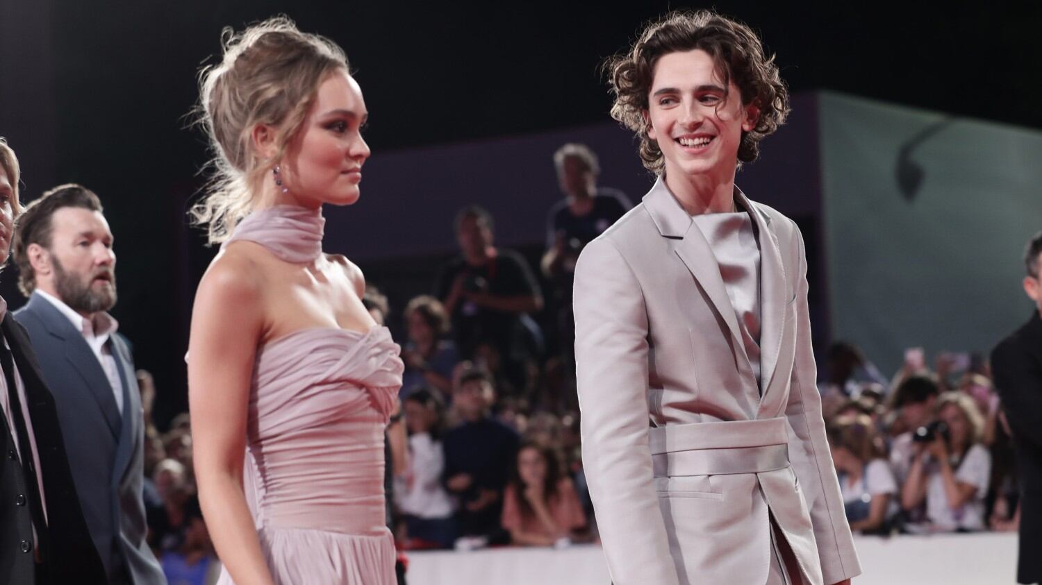 Arriva il bacio tra Timothee Chalamet Lilly Rose Depp. Ora sono ufficialmente una coppia