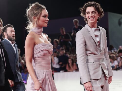 Arriva il bacio tra Timothee Chalamet Lilly Rose Depp. Ora sono ufficialmente una coppia