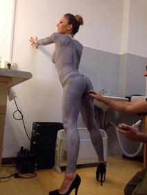 Naike Rivelli a Milano:  lo yoga è sempre hot 2