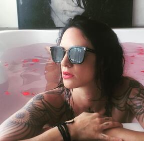 Asia Argento sexy in bikini a righe 10