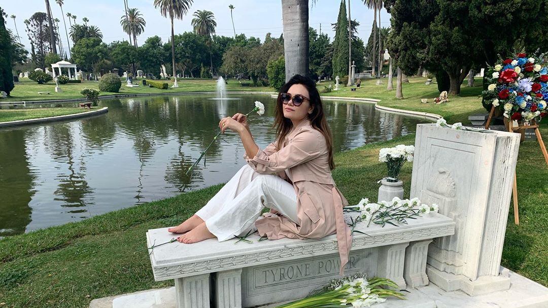 Romina Carrisi sulla tomba del nonno Tyrone Power. Scatta la polemica