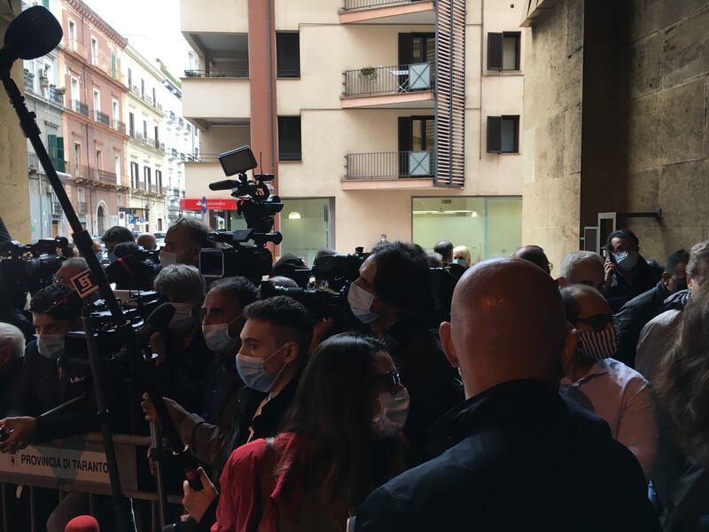 Taranto, nessun distanziamento tra i giornalisti per le interviste a Conte 5