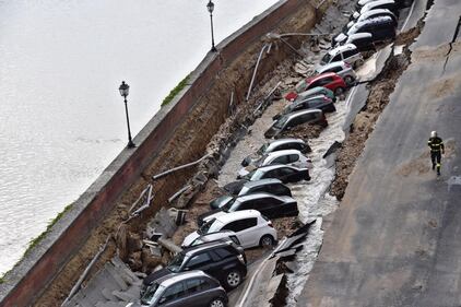 Firenze, auto sprofondate sul Lungarno 8