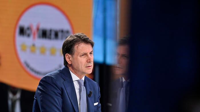 Grillini spaccati, giallorossi ai ferri corti. Calenda: "Non possono stare insieme"