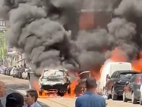 Colpisce il pavè sollevato e prende fuoco. Paura in strada a Milano