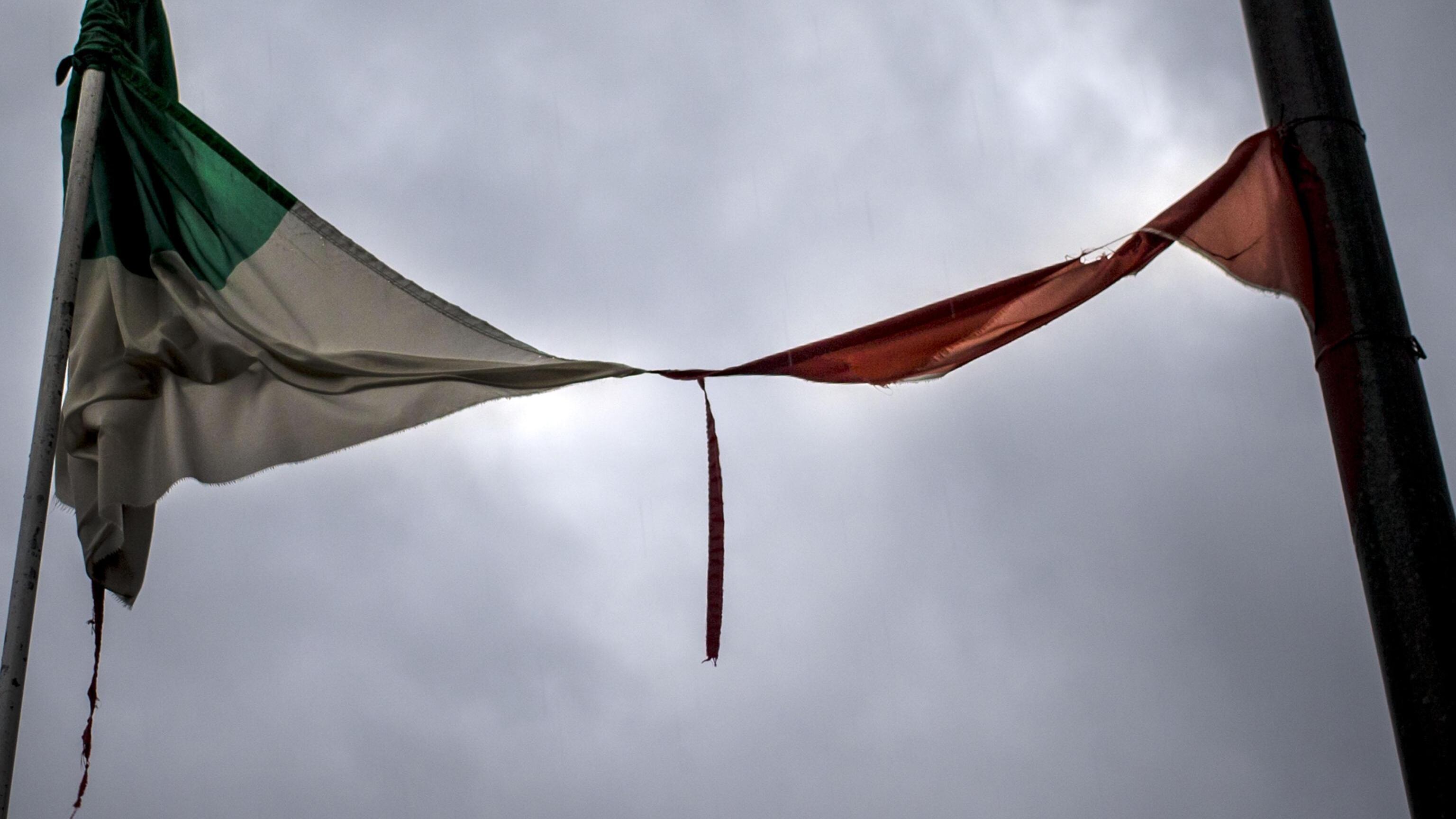 Ecco l'Italia che trasforma il Tricolore in uno straccio