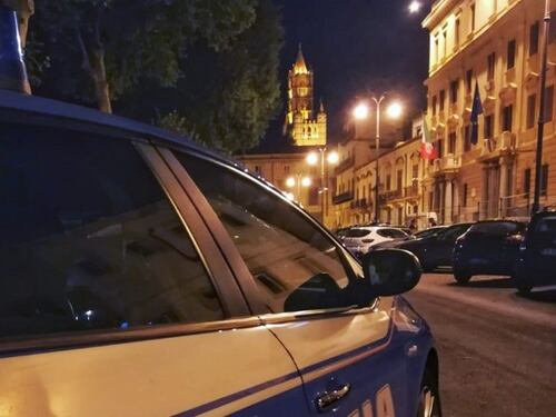 Ubriaco sullo scooter scappa all'alt e aggredisce i poliziotti: arrestato