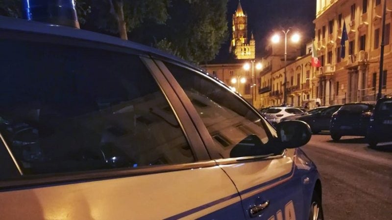 Ubriaco sullo scooter scappa all'alt e aggredisce i poliziotti: arrestato