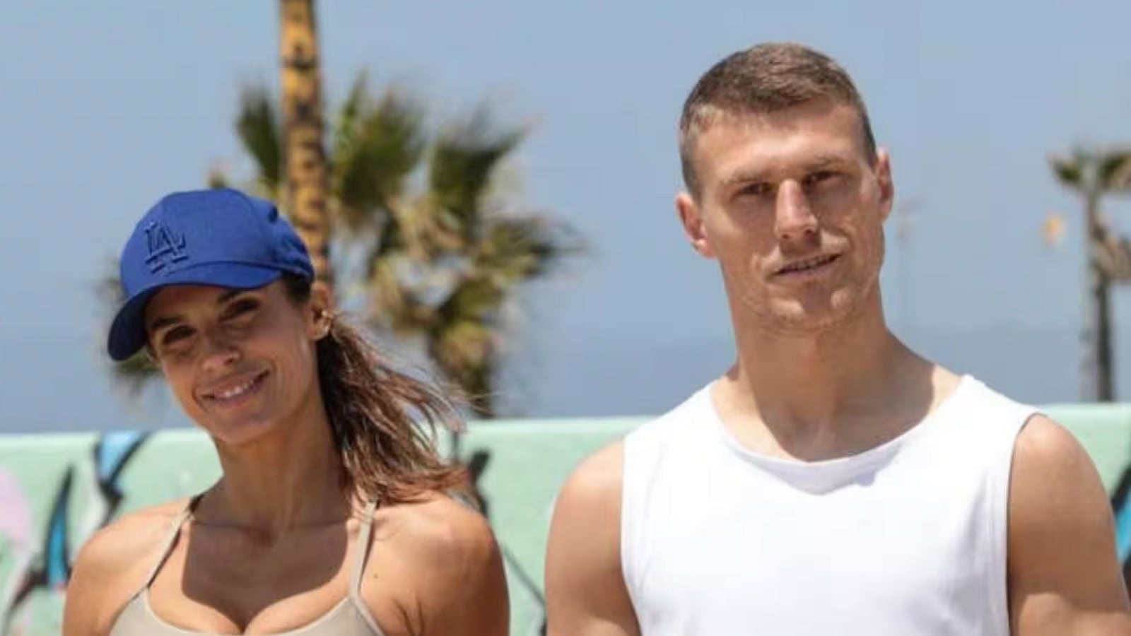 Elisabetta Canalis e il suo compagno si sono lasciati: lui la tradiva con una modella