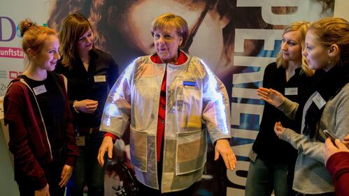 Super Angela: ecco la nuova giacca iper tecnologica della Merkel 1