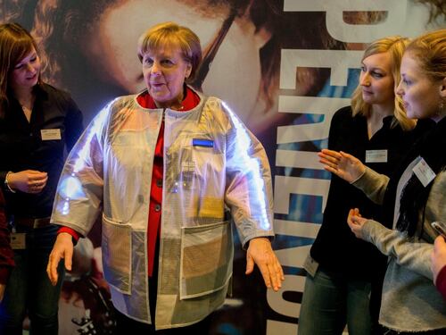 Super Angela: ecco la nuova giacca iper tecnologica della Merkel